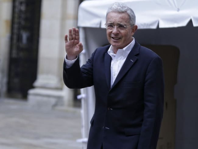 El expresidente Uribe rechazó el proyecto impulsado por el Centro Democrático que busca flexibilizar el porte de armas en Colombia