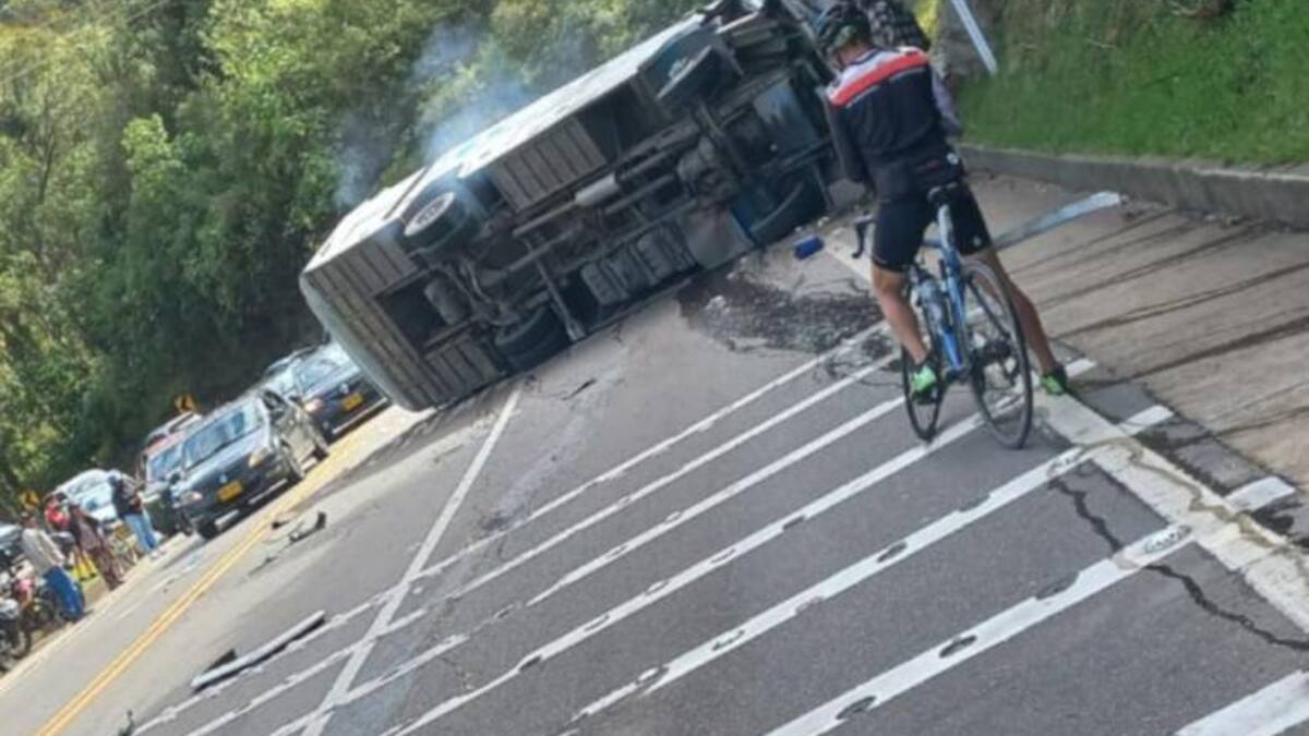 Padres de víctimas del accidente en vía La Mesa exigen investigar a empresa y universidad