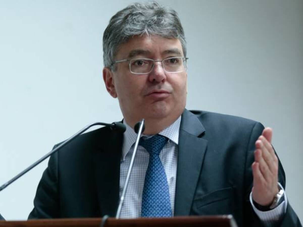 Denunciarán al ministro de Hacienda ante la Procuraduría por venta de Isagen