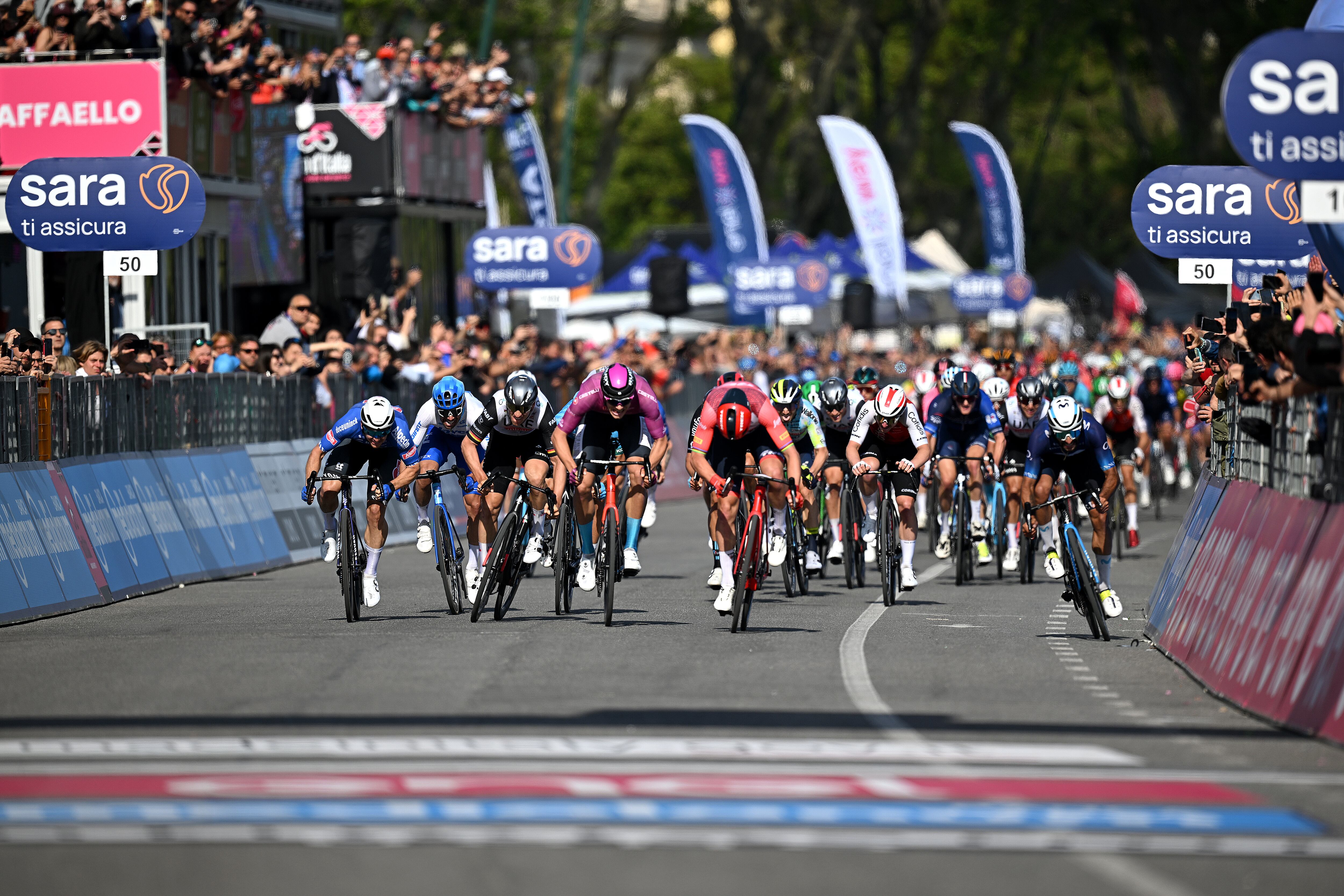 Apretado cierre de etapa en el Giro de Italia 2023. (Photo by Stuart Franklin/Getty Images,)