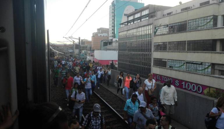 Falla en el metro afecta unos 50 mil usuarios.
