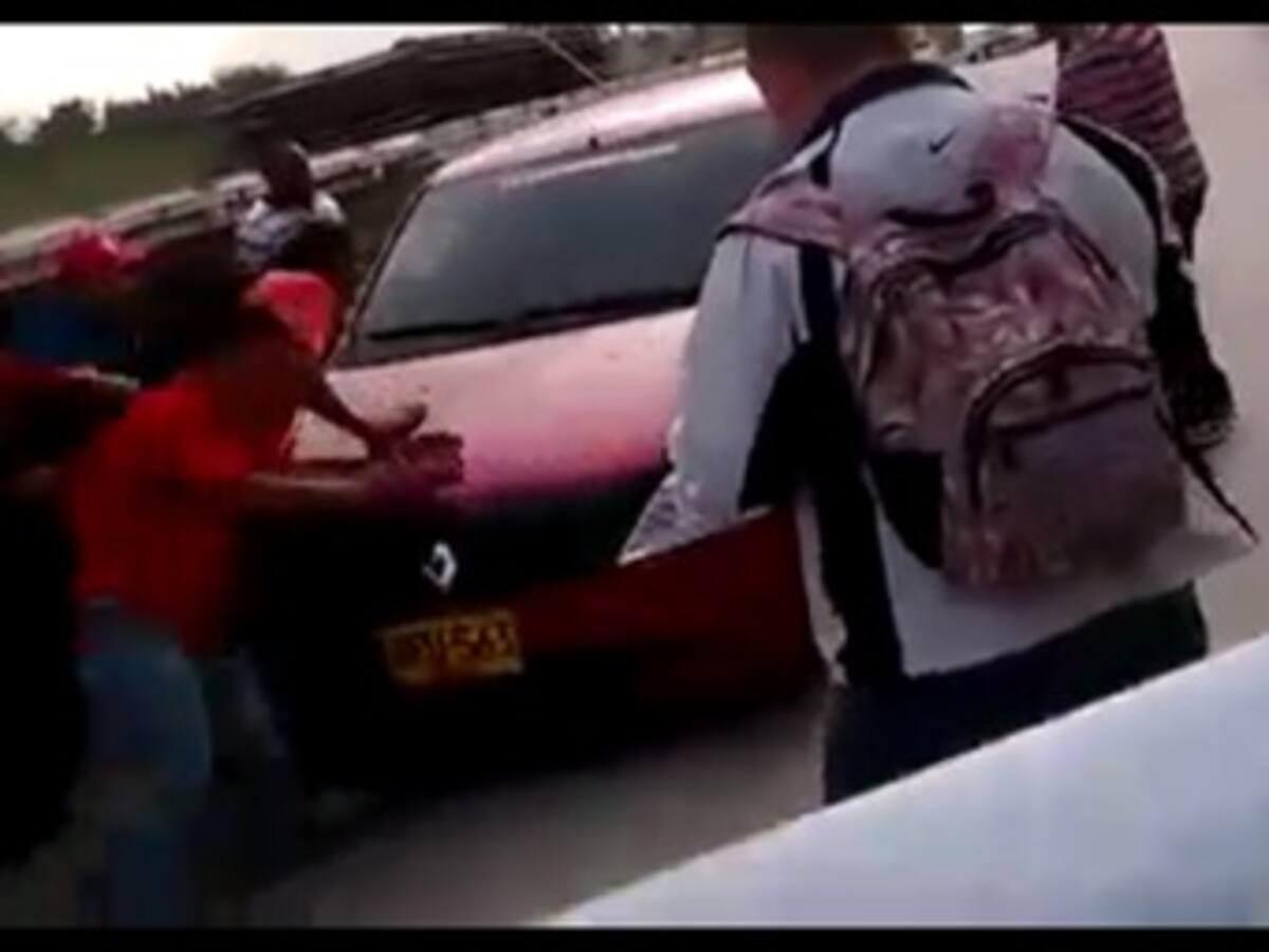 Investigan agresión de conductor con su carro a manifestantes en Cartagena