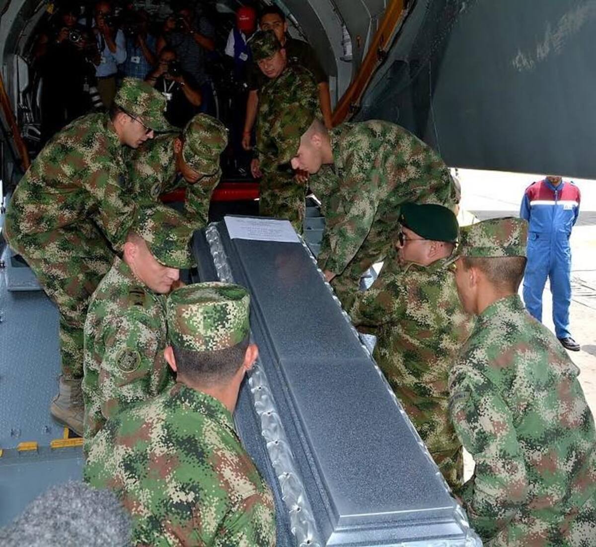 Miembros del Ejército y la Fuerza Aérea despidieron los feretros de los soldados asesinados por las Farc en una emboscada en  Buenos Aires, Cauca.