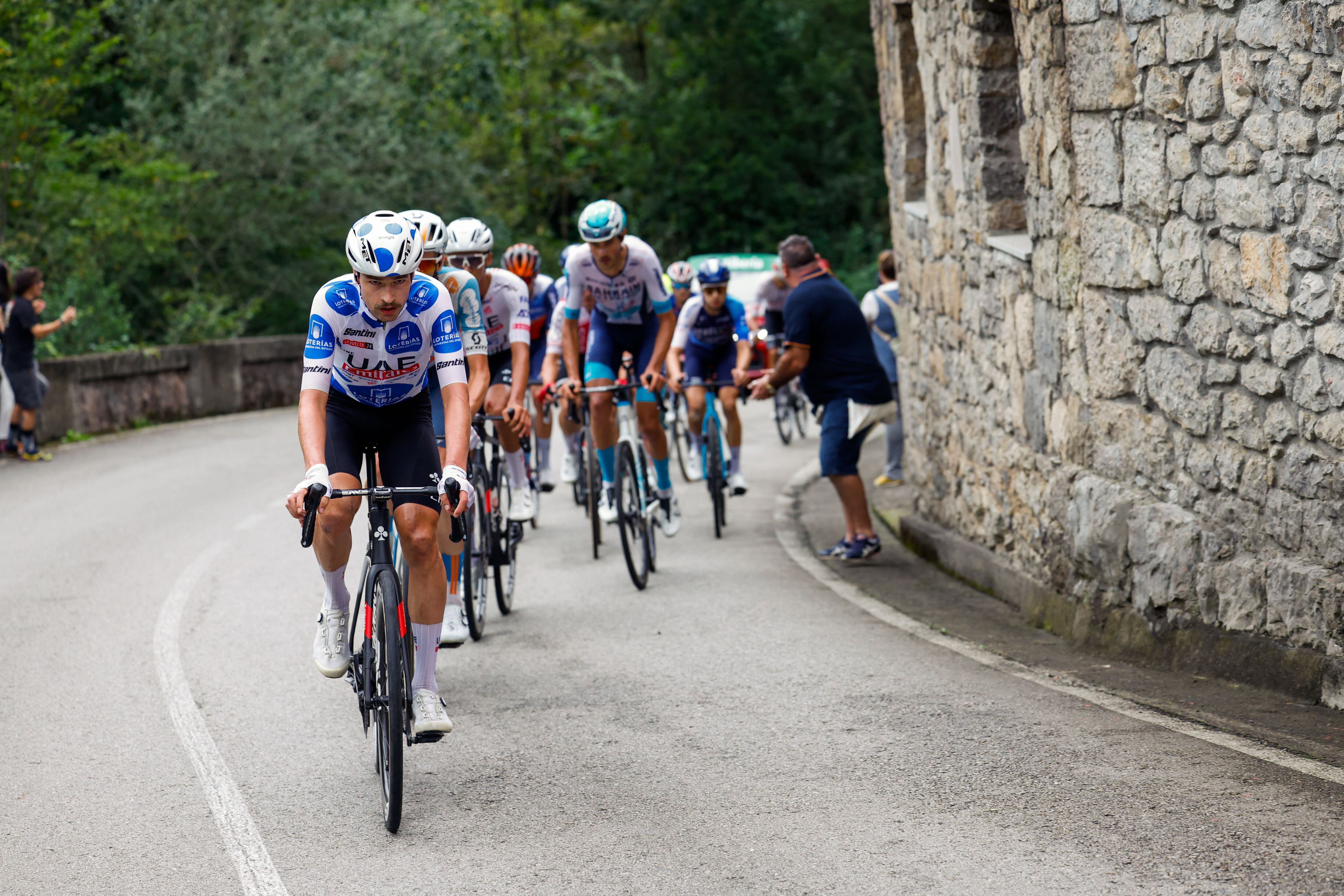 LAGOS DE COVADONGA (ASTURIAS),, 03/09/2024.-El pelotón ciclista durante la decimosexta etapa de la Vuelta ciclista a España disputada este martes entre Luanco y Lagos de Covadonga, con 181 kilómetros de recorrido. EFE/Javier Lizón