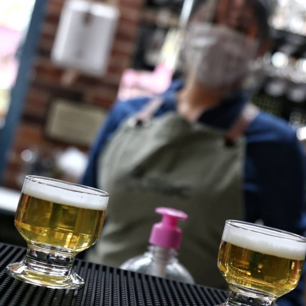 Aprobado consumo de licor en bares y restaurantes para amor y amistad