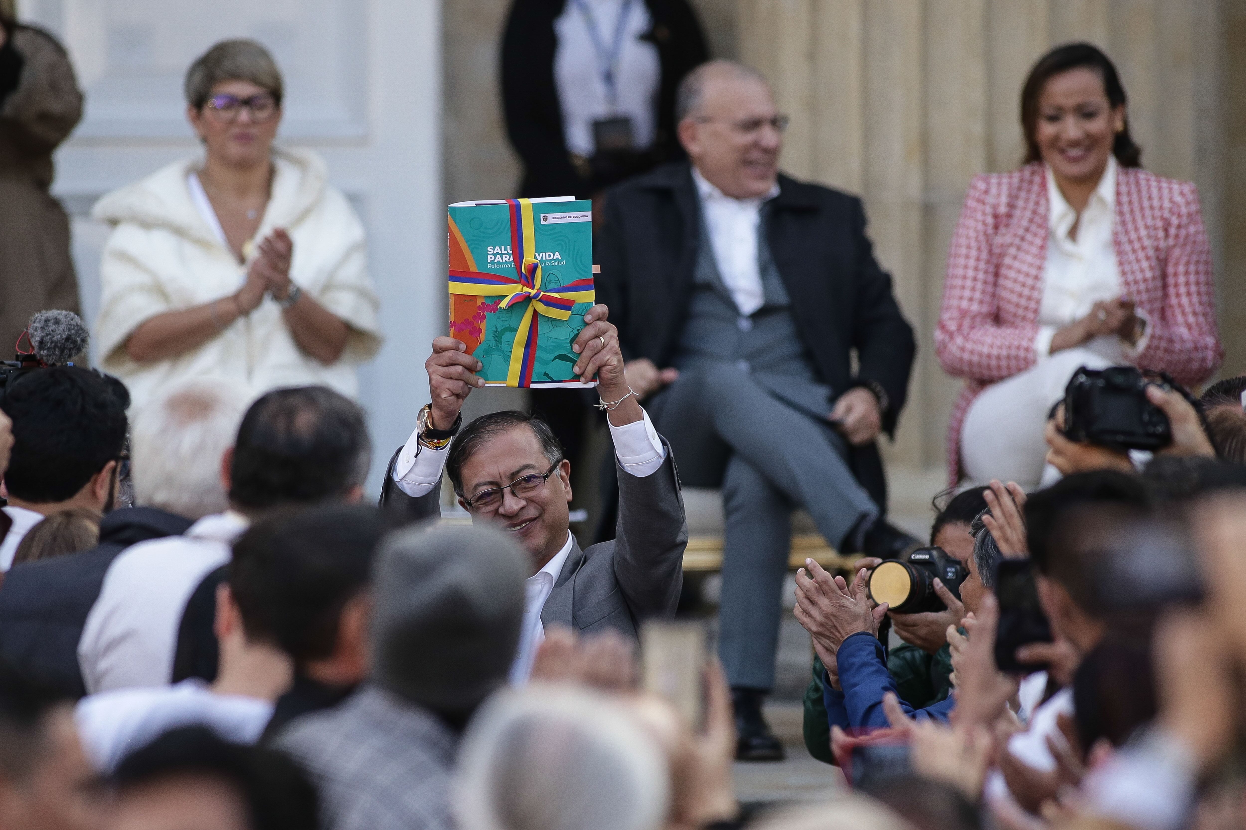 BOGOTÁ, 13 de febrero de 2023.- En la plaza de armas de la casa de Nariño, se realizó un acto simbólico donde el presidente Gustavo Petro recibió la propuesta de la reforma estructural al sistema de salud. (Colprensa-John Paz).
