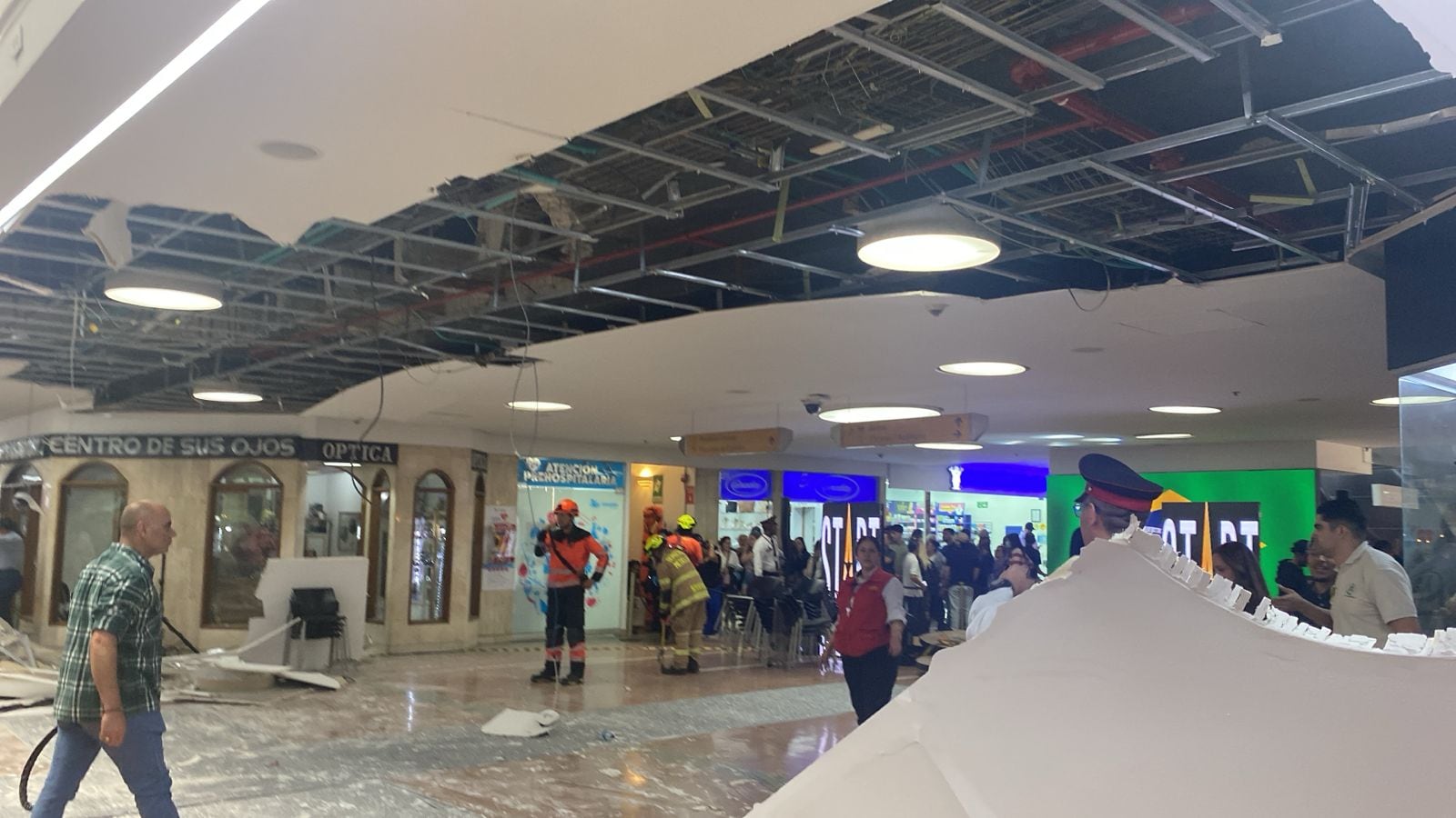 Colapso de un techo en Unicentro Medellín- foto cortesía