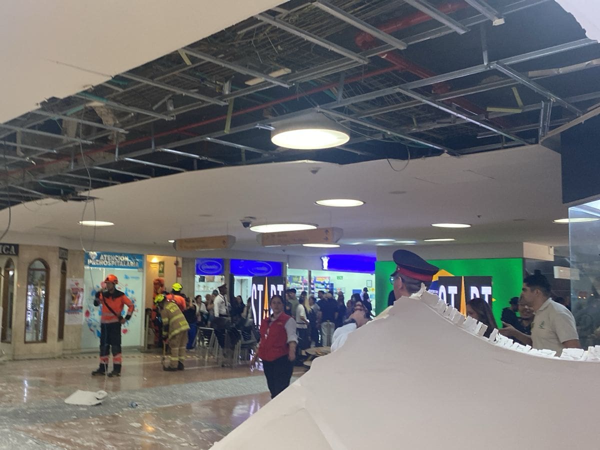 Parte de un techo colapsó en Unicentro y varias personas quedaron con lesiones leves