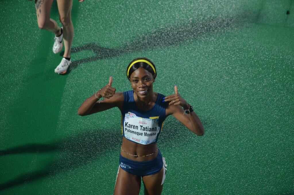 Karen Palomeque saludando luego de su participación en los 100m T38 / Comité Paralímpico Colombiano.