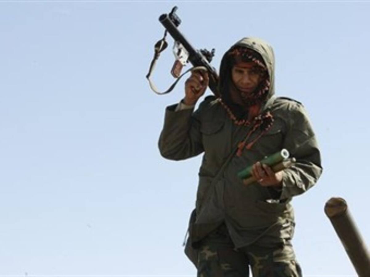 Fuerzas de Gadafi intentan recuperar el control de la tercera ciudad libia