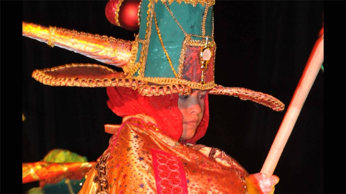 Uno de los temas de febrero fue "Luces".  Sergio Manterola nos cuenta que esta imagen fue obtenida durante el cumpleaños número 30 de su hija. "Una flor fotografiada al amanecer, a través de la ventana".