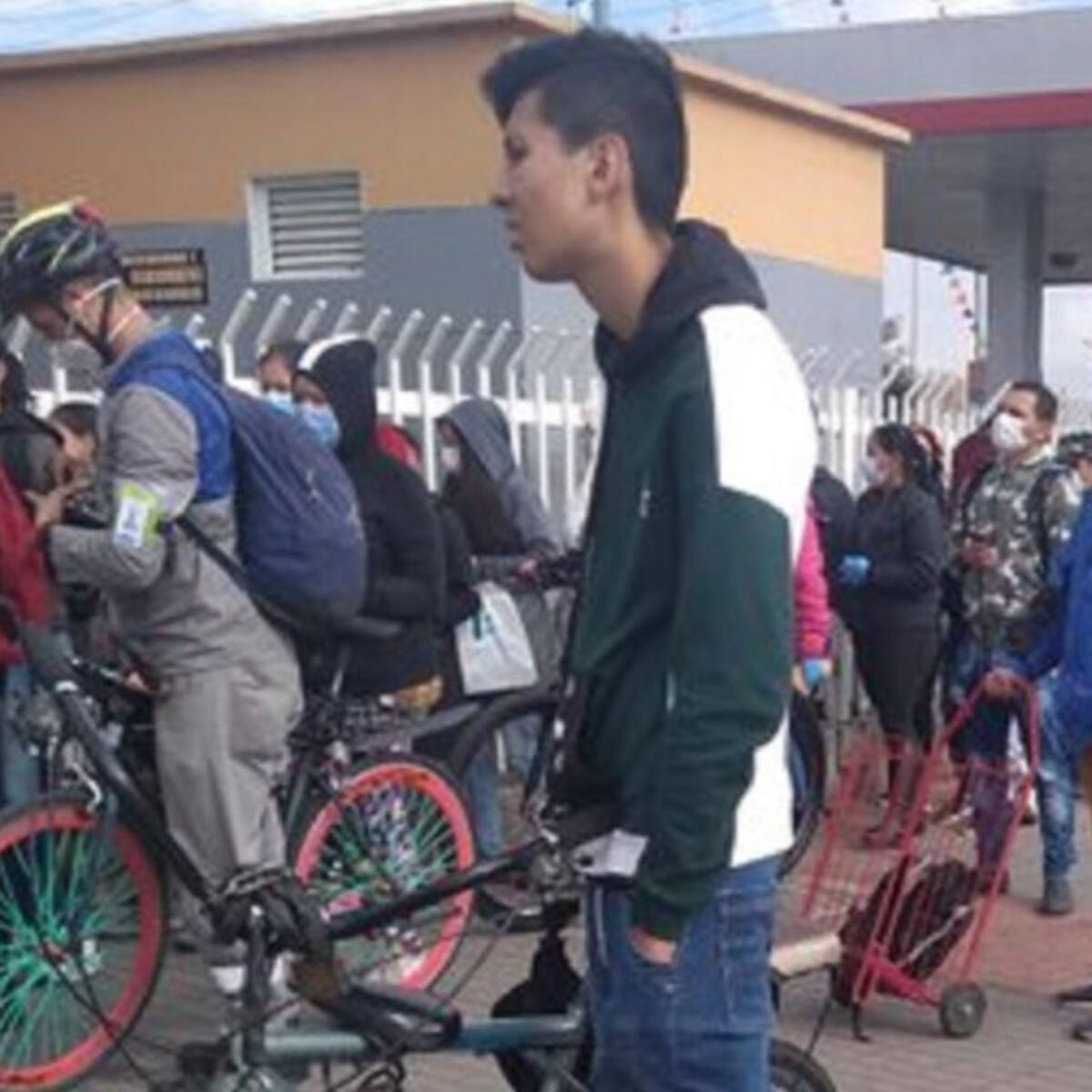 Interminables filas para recibir refrigerios de niños por Covid-19