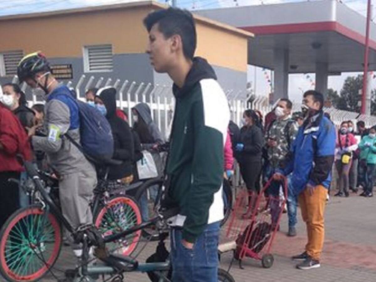 Interminables filas para recibir refrigerios de niños por Covid-19