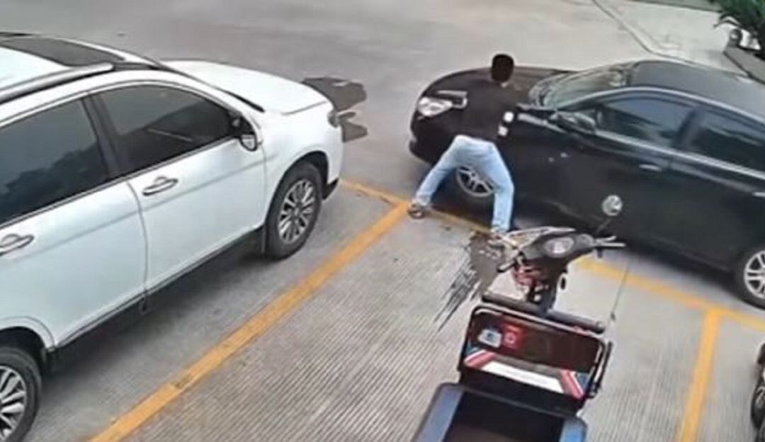 ¿El más fuerte del mundo?, mensajero alzó un carro en afán de sacar su moto