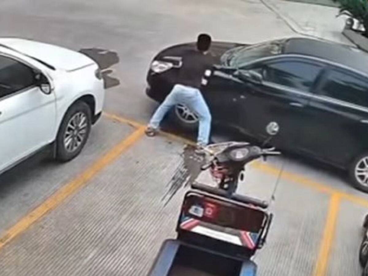 ¿El más fuerte del mundo? mensajero alzó un carro en afán de sacar su moto