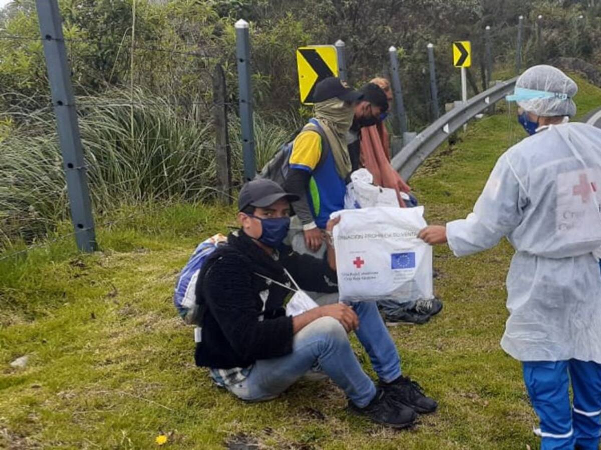 Cruz Roja ayuda a migrantes que llegan caminando