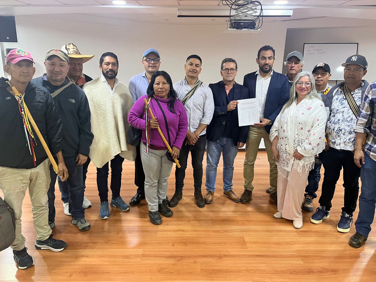 Acuerdo entre la ANT y el pueblo emberá de Risaralda. Foto tomada del Ministerio de Agricultura