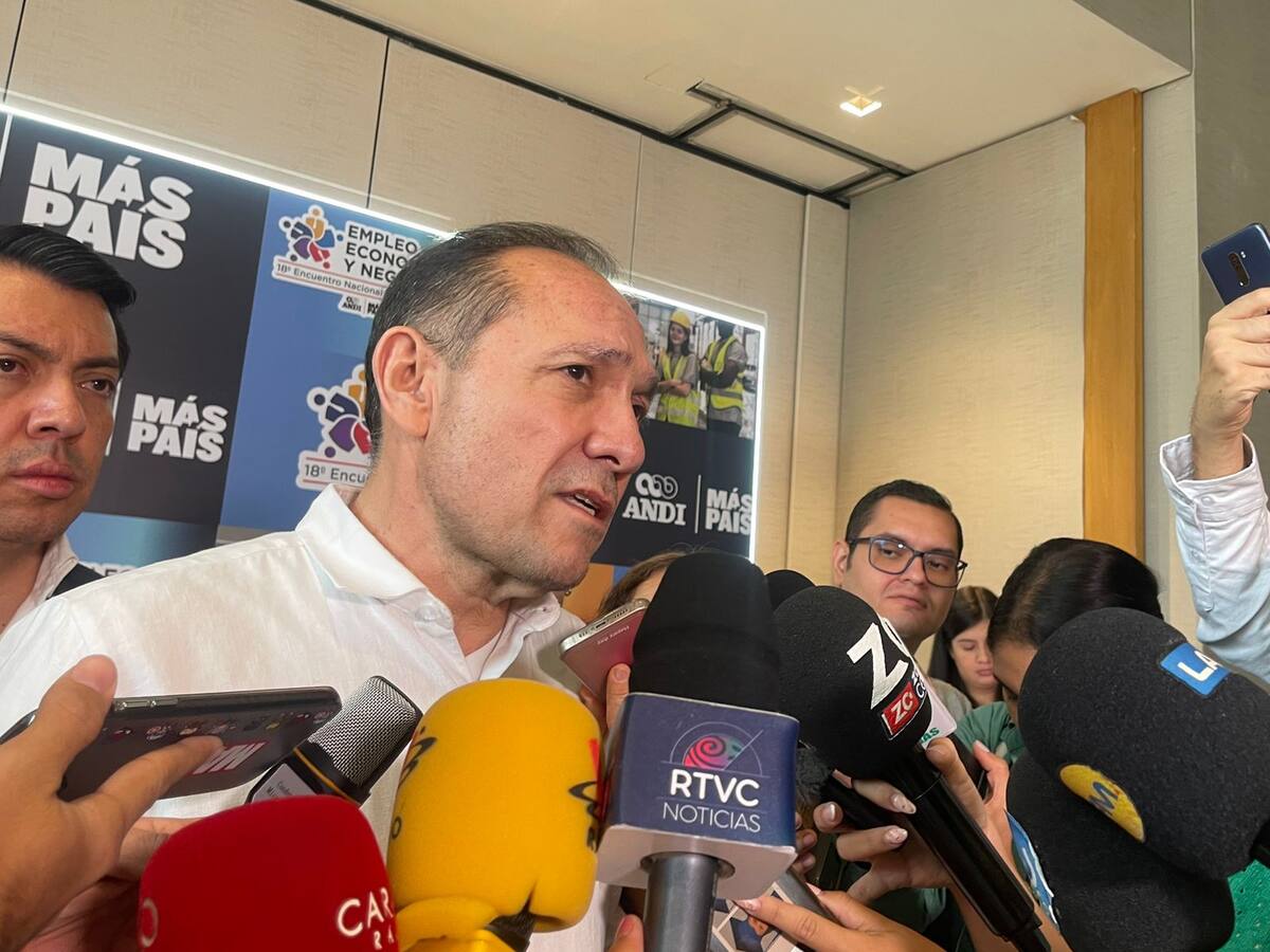 Gobierno revisa nueve decretos para complementar consulta laboral: ministro Sanguino