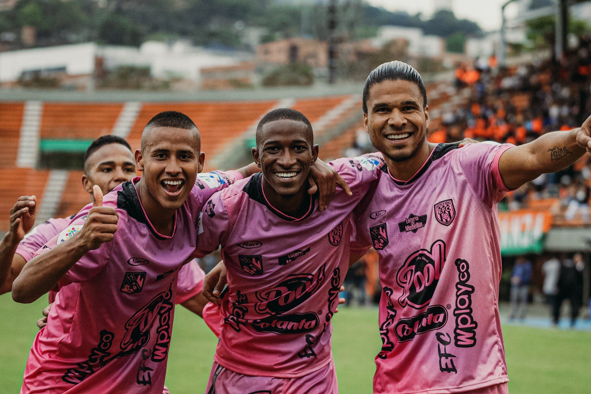 Los jugadores de Envigado festejan uno de sus tres goles ante Patriotas / @EnvigadoFC.