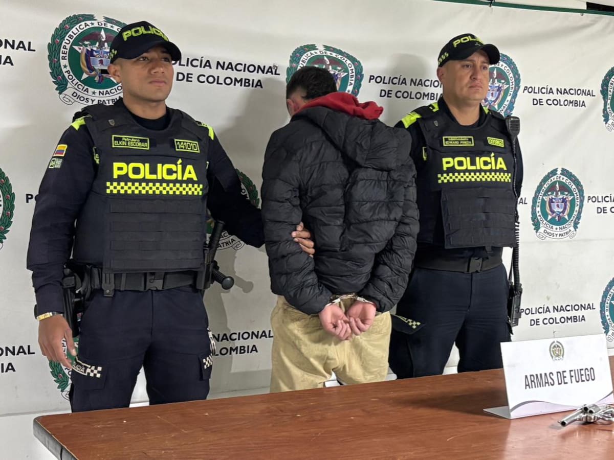 Un joven de 18 años robó una camioneta y atropelló a dos policías y un ciclista: ya fue capturado