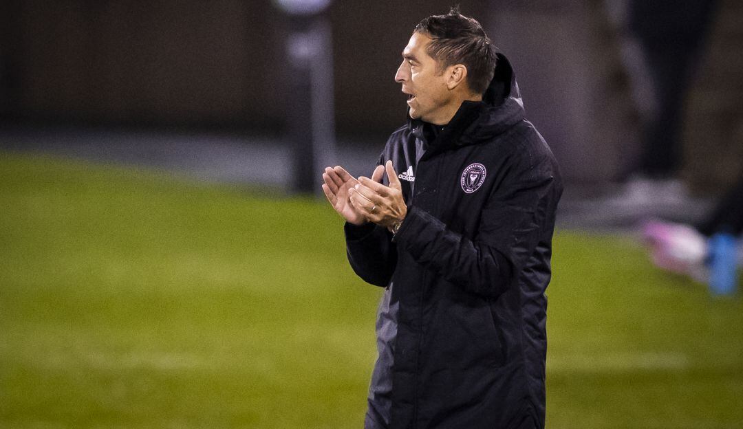 Diego Alonso dirigiendo al Inter de Miami