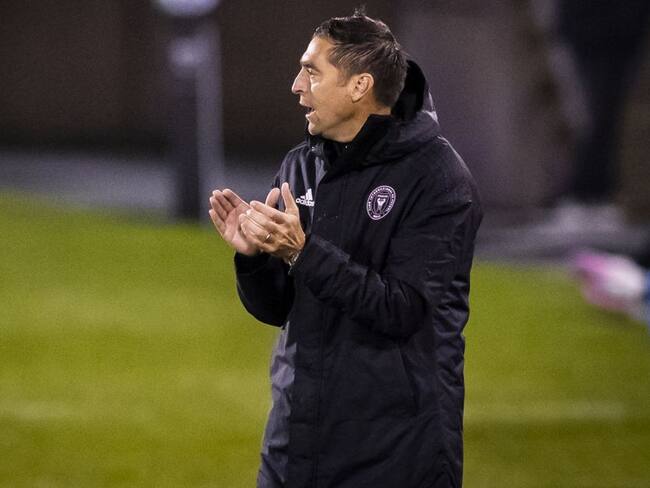 Diego Alonso dirigiendo al Inter de Miami