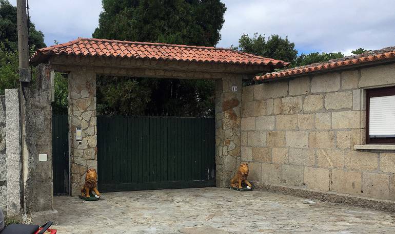 La fachada de la vivienda de Manuel Charlín.