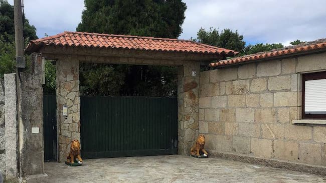 La fachada de la vivienda de Manuel Charlín.