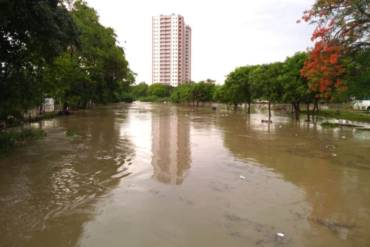 Verdadero lagos y comunidades en emergencia. Las alcantarillas colapsan por la abrupta subida de las corrientes.