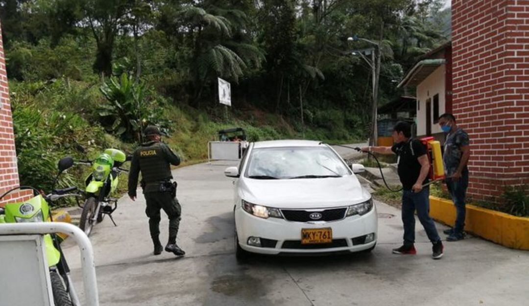Controles y desinfección de vehículos en diferentes municipios del Quindío