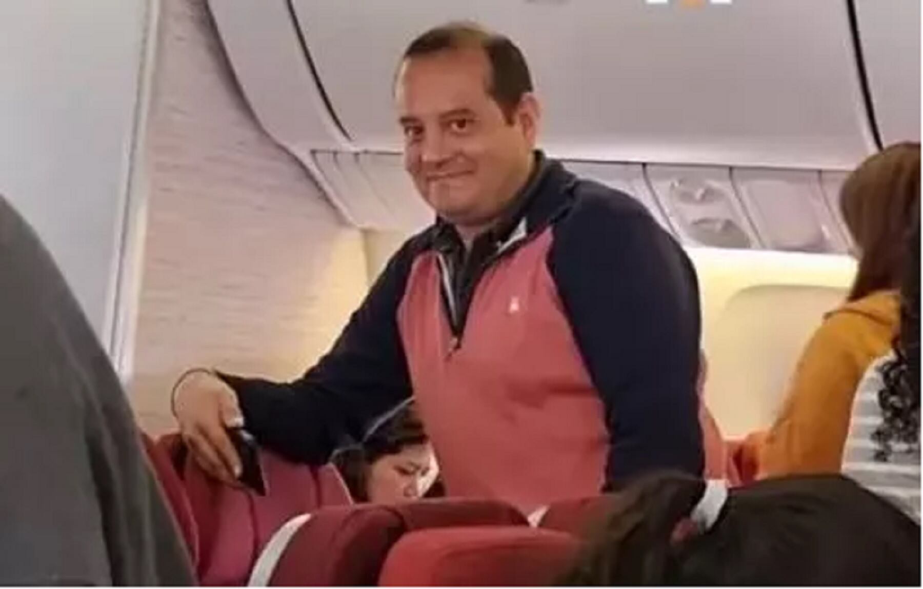 Se escapó del trabajo, pero se encontró a su jefe en pleno vuelo | Captura de video