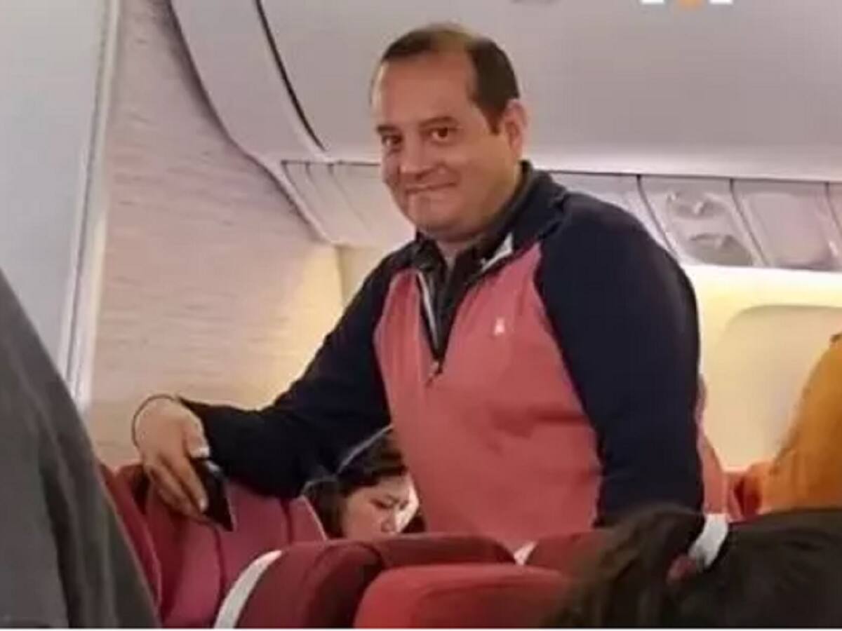 Video: Se escapó del trabajo para viajar y se encontró a su jefe en el avión