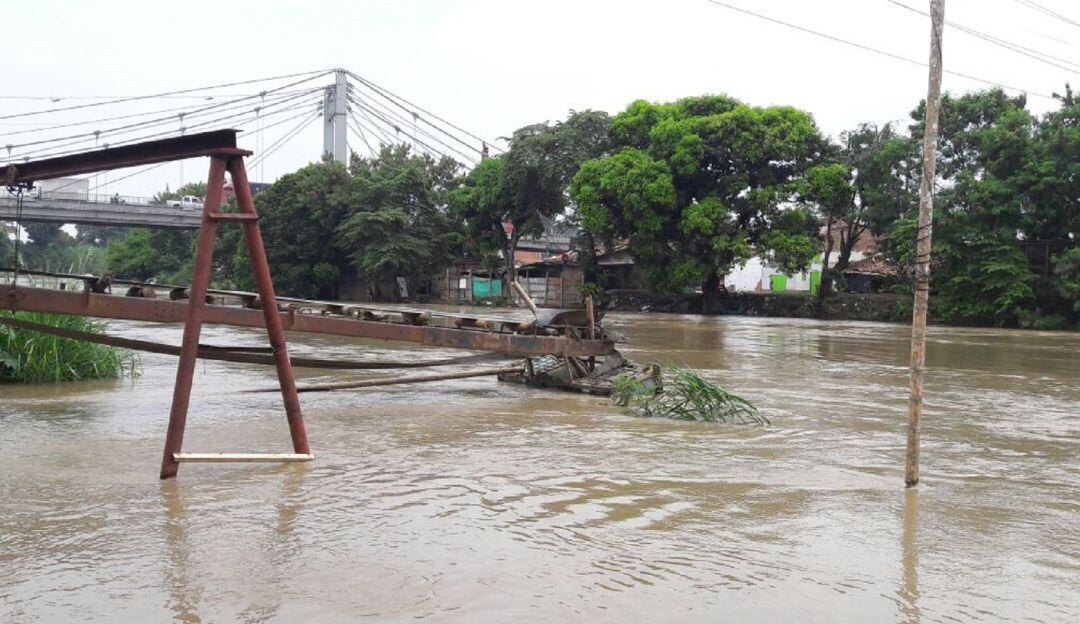 Comunidades que viven en las zonas aledañas al río Cauca sufrirán un reflujo de agua por sus alcantarillas.