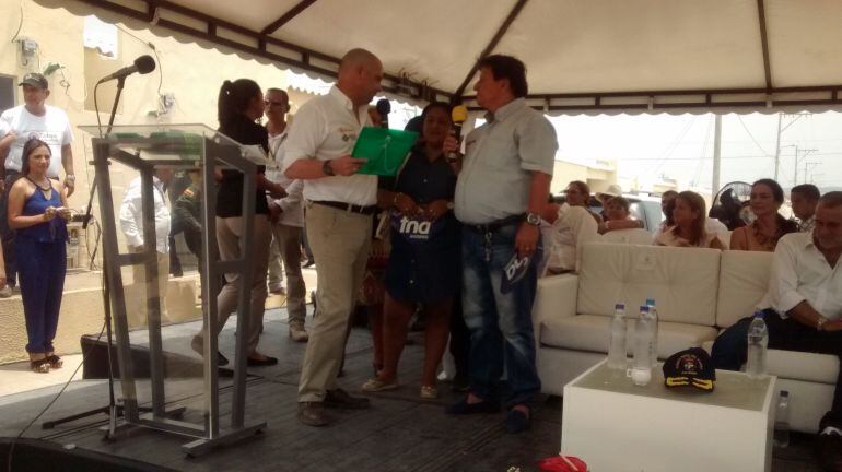 El Vicepresidente Germán Vargas LLeras entrega las llaves de la casa a una de las familias favorecidas con subsidios de vivienda