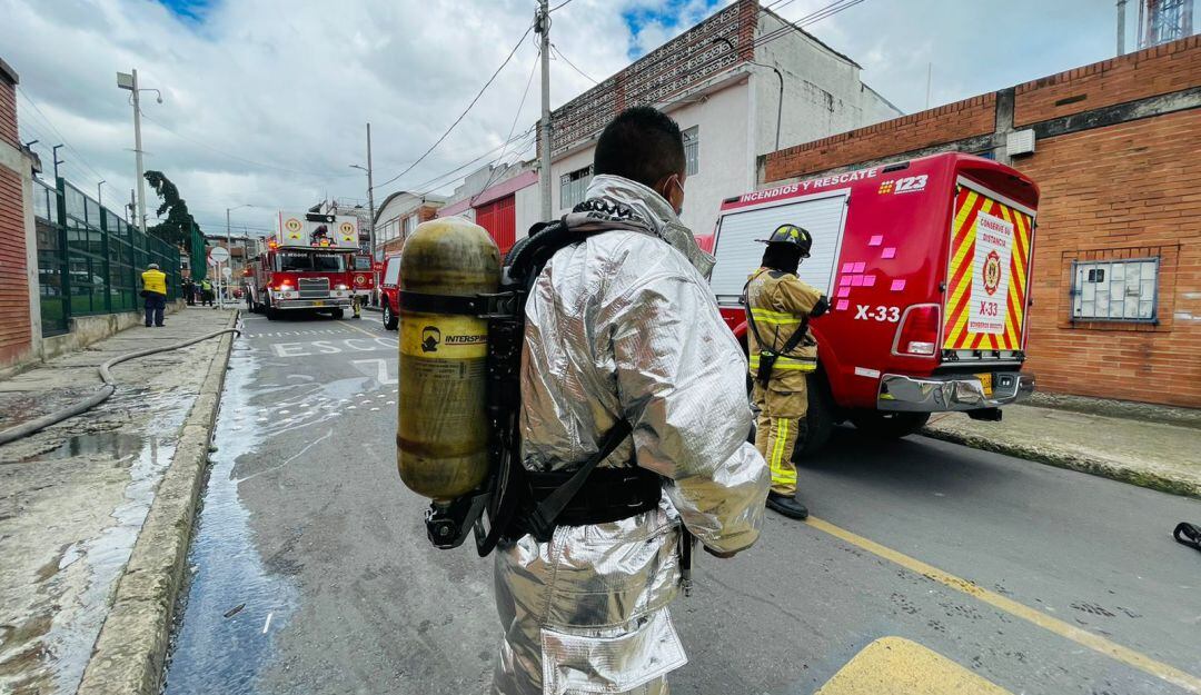 Incendio deja 2 viviendas afectadas y 10 vehículos incinerados en Bogotá 
