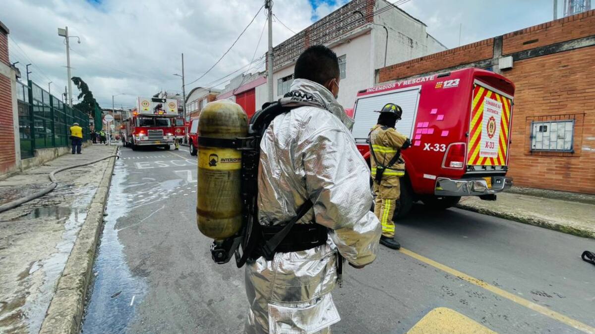 Incendio deja dos viviendas afectadas y 10 vehículos incinerados en Bogotá