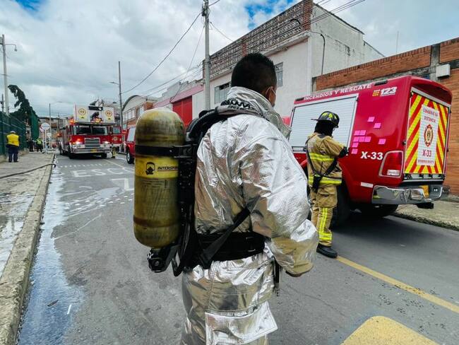 Incendio deja 2 viviendas afectadas y 10 vehículos incinerados en Bogotá