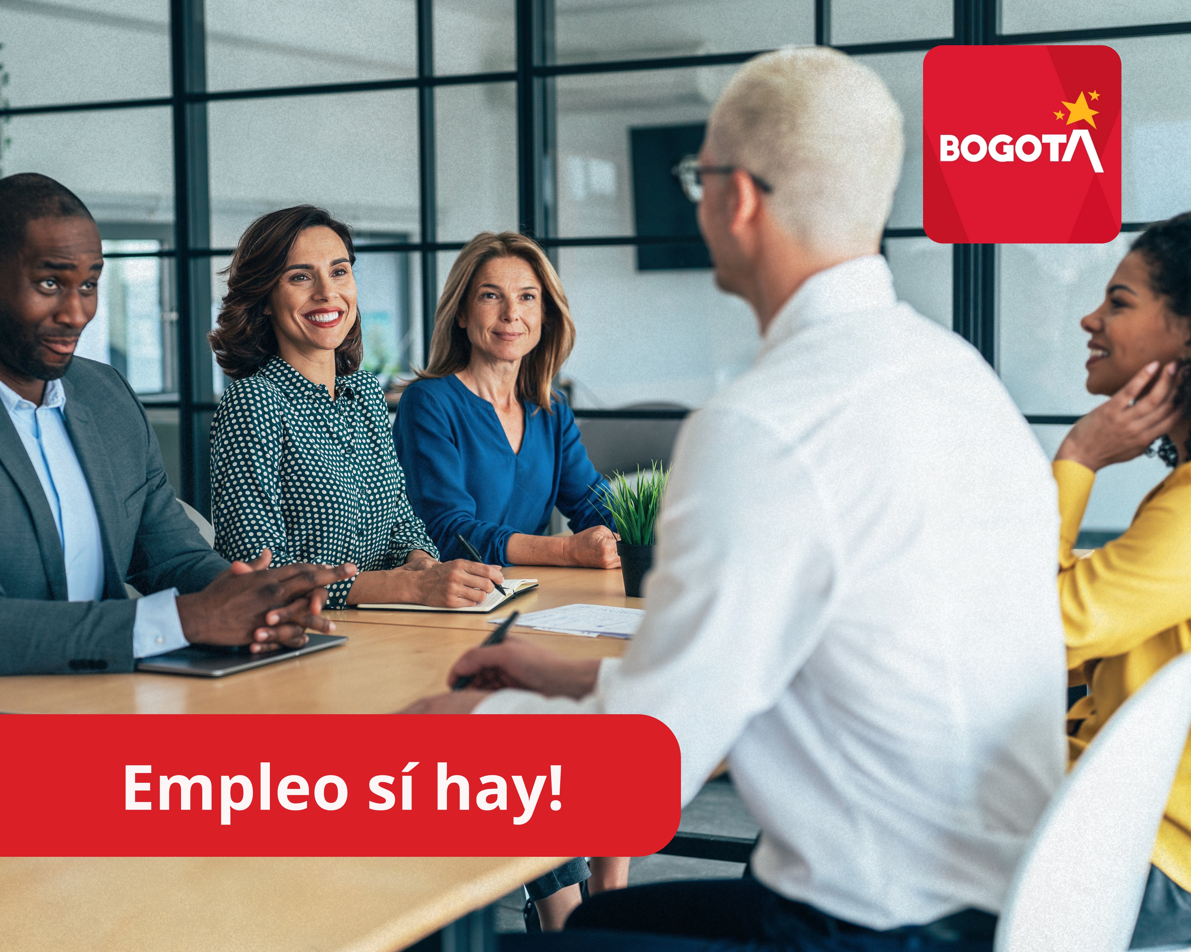 En portada: Logo alcaldía de Bogotá. De fondo, imagen ilustrativa de aspirantes a empleo (Cortesía: Alcaldía de Bogotá // Getty Images)