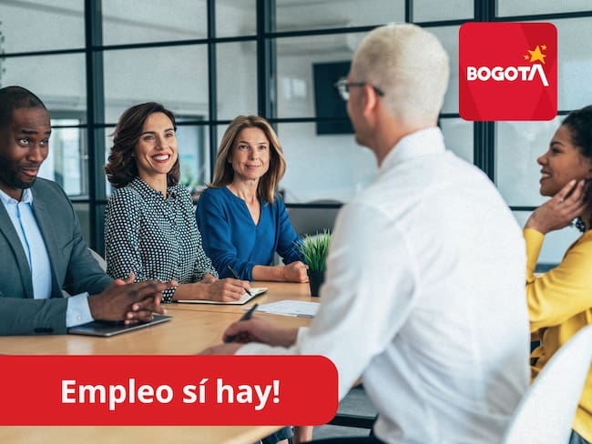 En portada: Logo alcaldía de Bogotá. De fondo, imagen ilustrativa de aspirantes a empleo (Cortesía: Alcaldía de Bogotá // Getty Images)
