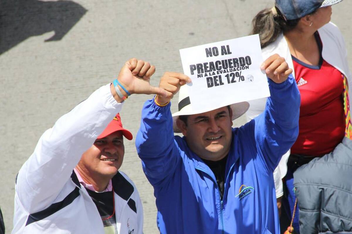 50.000 educadores de todas las regiones del país se dirigen al Ministerio de Educación, ubicado en la capital colombiana, apara manifestar su preocupación frente al acuerdo al que llegó el Gobierno con Fecode.