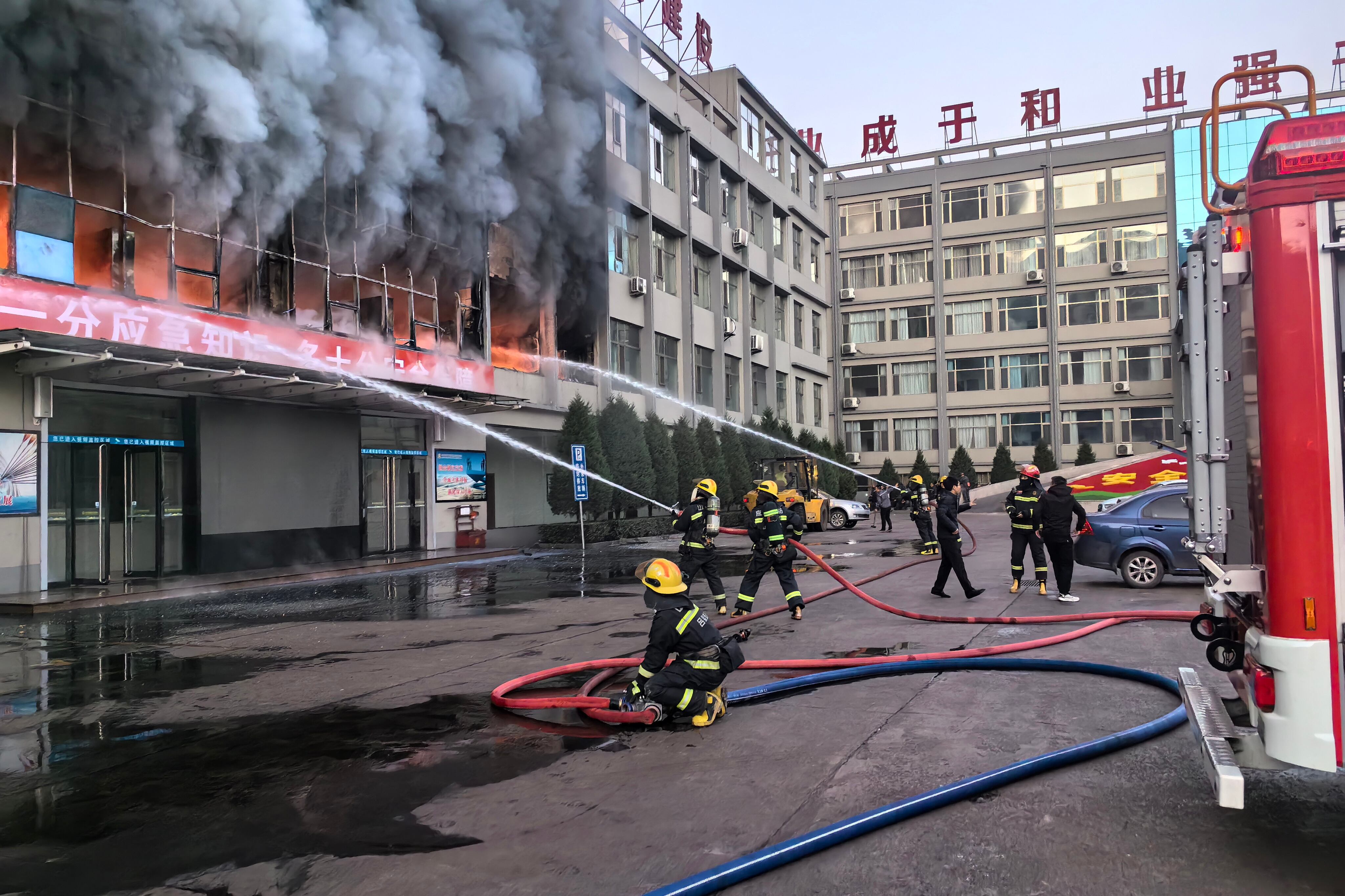 -FOTODELDIA- LYULIANG (CHINA), 16/11/2023.- Bomberos trabajan en las labores de extinción de un incendio declarado en un edificio perteneciente a una compañía minera de carbón de la ciudad de Lüliang, en la provincia china de Shanxi (norte), este jueves. Al menos 26 personas han muerto y otras 38 han resultado heridas en el incendio. EFE/ Xinhua / Zhan Yan CRÉDITO OBLIGATORIO/SÓLO USO EDITORIAL
