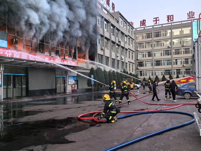 -FOTODELDIA- LYULIANG (CHINA), 16/11/2023.- Bomberos trabajan en las labores de extinción de un incendio declarado en un edificio perteneciente a una compañía minera de carbón de la ciudad de Lüliang, en la provincia china de Shanxi (norte), este jueves. Al menos 26 personas han muerto y otras 38 han resultado heridas en el incendio. EFE/ Xinhua / Zhan Yan CRÉDITO OBLIGATORIO/SÓLO USO EDITORIAL