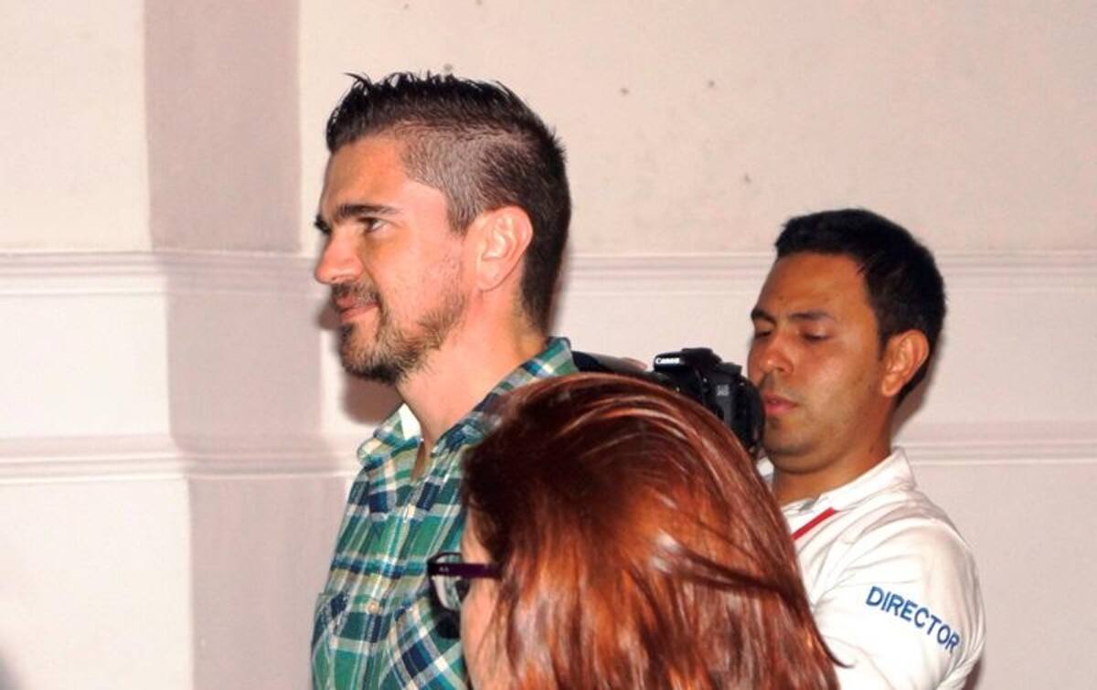 Tras varios ensayos, y bajo el ritmo de teclado, percusión y marimbas, Juanes completó la quinta versión autóctona de su canción.
