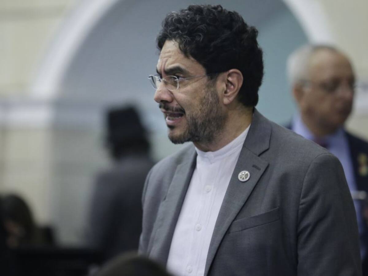 Cepeda denuncia que cuatro menores murieron en bombardeo al ELN en Chocó