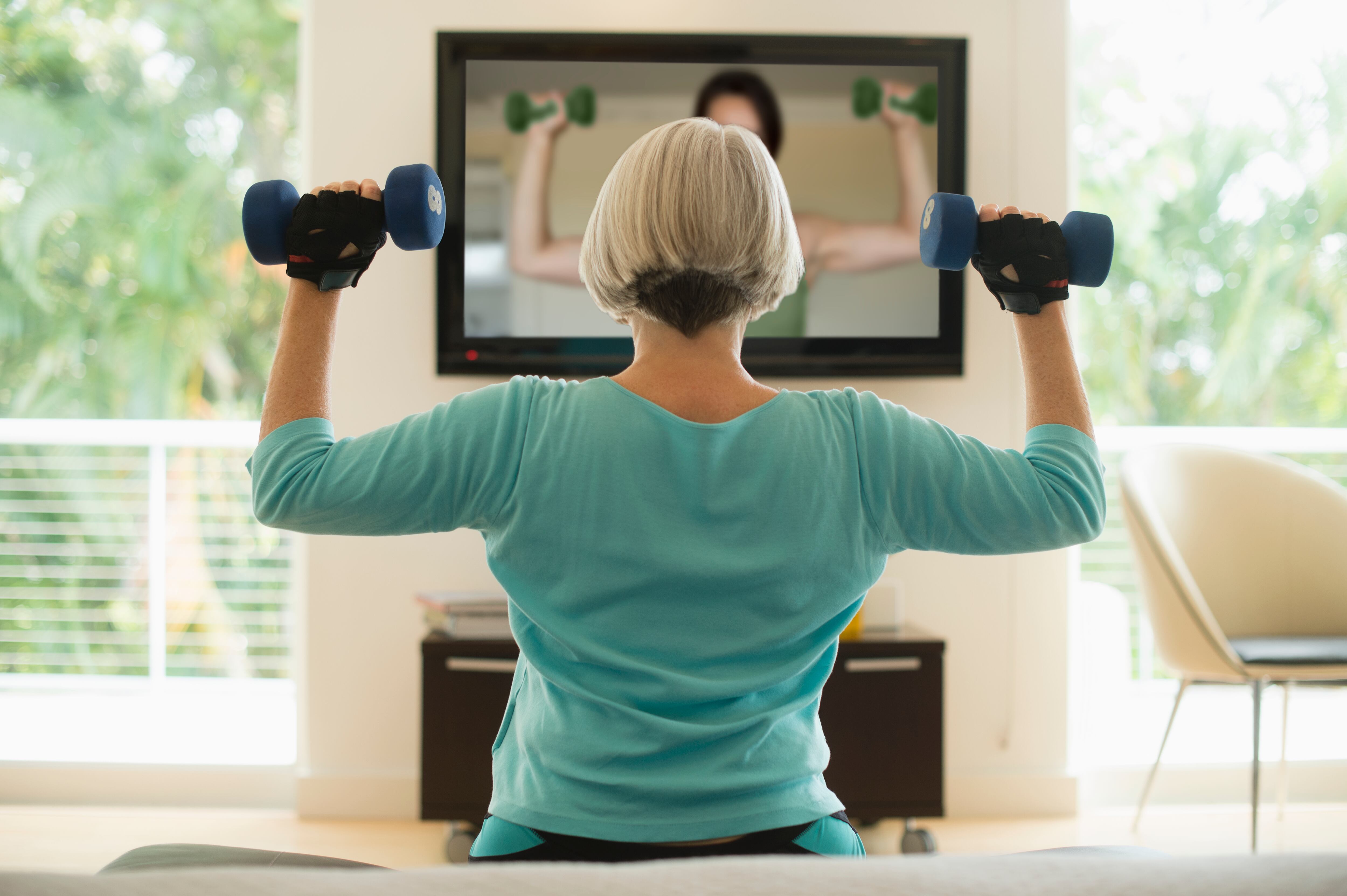Mujer hace ejercicio en casa - Getty Images