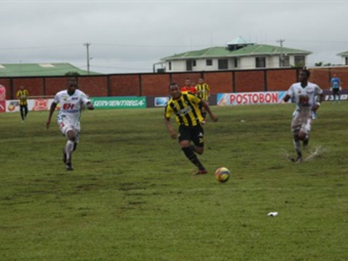 Huila derrotó 2-0 a Petrolera y se salvó de la promoción