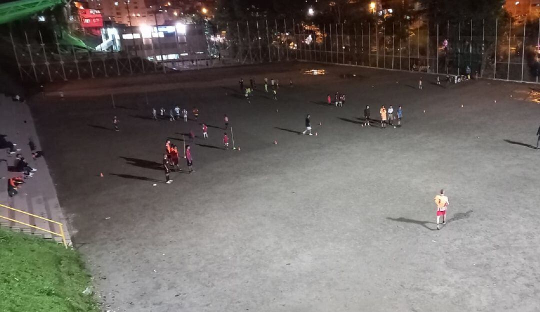 La cancha se encuentra parcialmente iluminada, preocupa a los usuarios por la seguridad