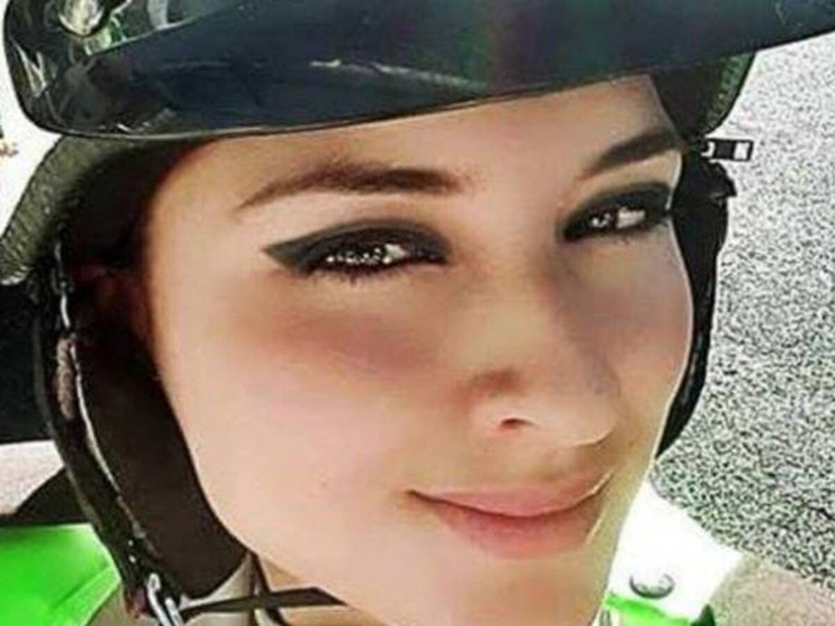 Policía ecuatoriana recibe fuertes críticas por ‘Selfie’ de una agente