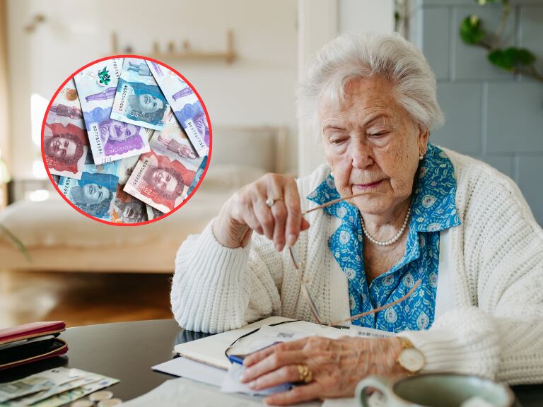 Adulta mayor revisando sus cuentas y documentos y de fondo billetes colombianos de distinta denominación (Fotos vía Getty Images)