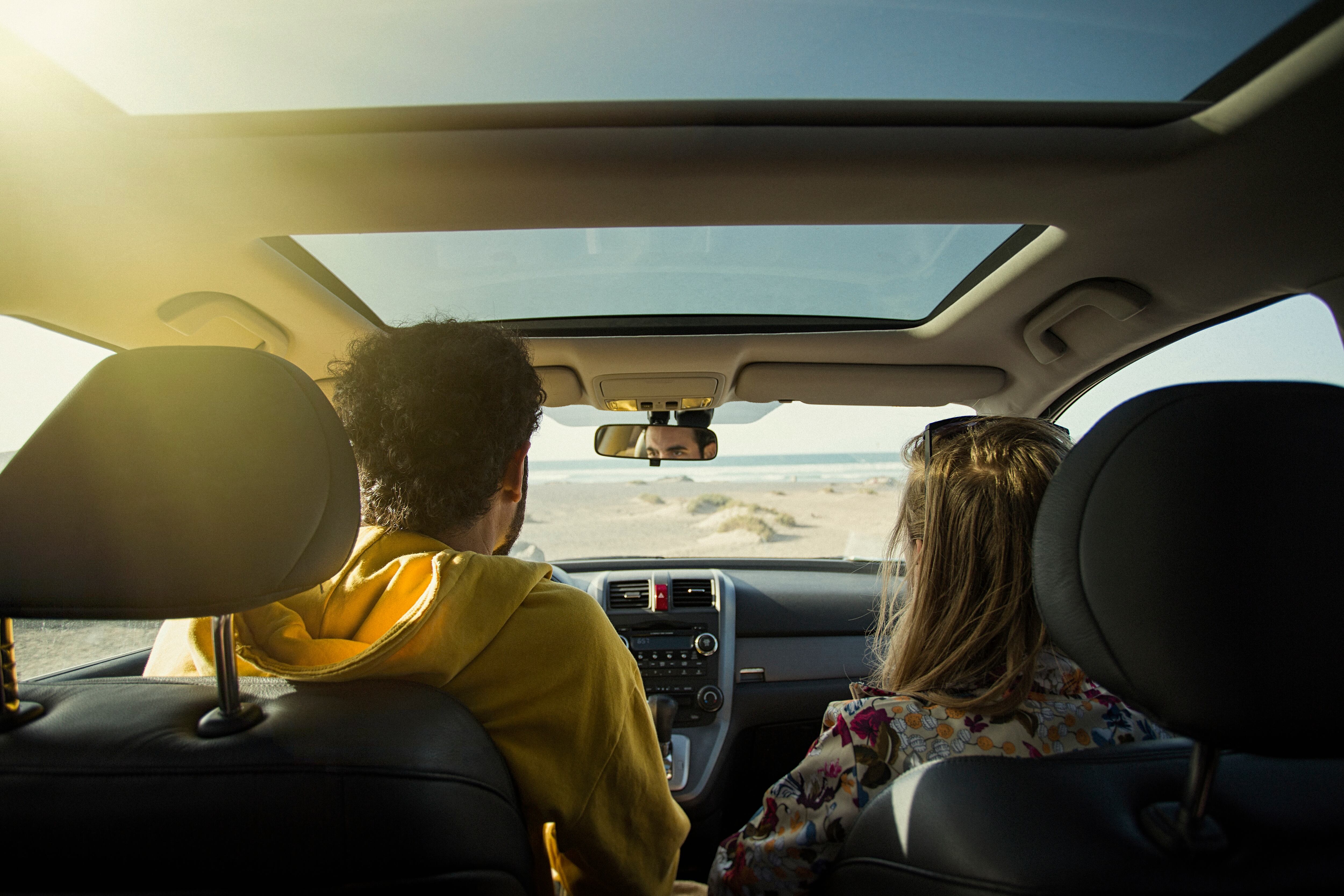 Pareja disfrutando de un viaje en carretera con su automóvil (Foto via Getty Images)